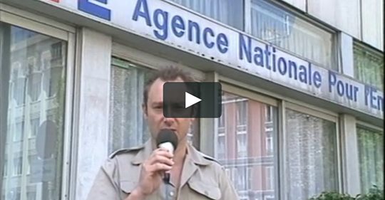 Chômeur s'auto-interviewant devant l'ANPE