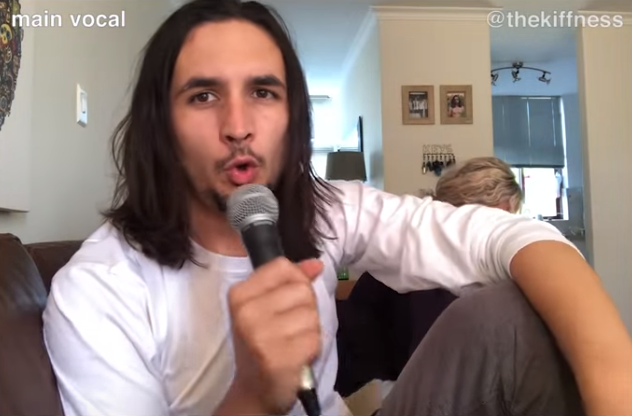 Chanteur David Scott avec un micro sur son canapé