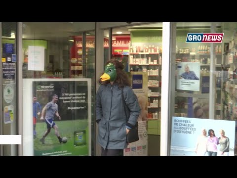 Femme avec un masque de canard sortant d'une pharmacie