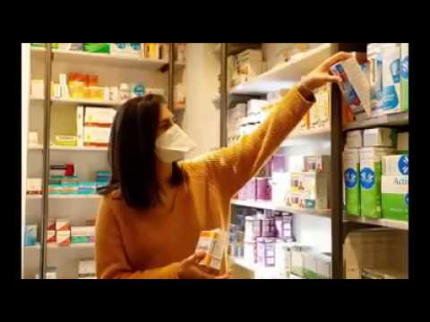 Pharmacienne portant un masque