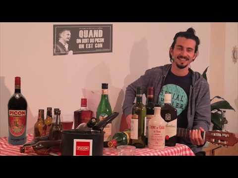 A la guitare devant des apéritifs