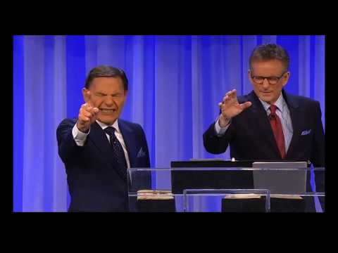 Ils ferment les yeux en chantant