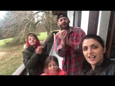 MC Roger dans son châlet avec sa femme et ses deux enfants