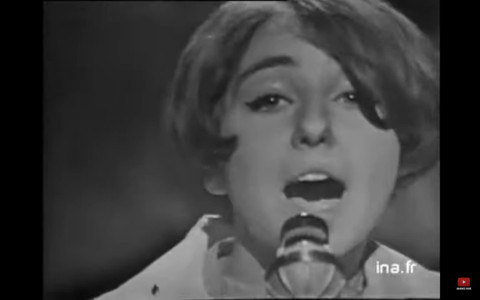 Stella chante "Un air du folklore auvergnat", parodie du "folklore américain" de Sheila.