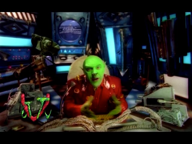 Émission de télévision présenté par un extra-terrestre à la peau verte