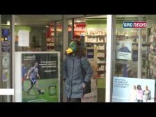 Femme avec un masque de canard sortant d'une pharmacie