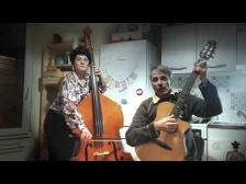 Emilie Bobilot au violoncelle et son mari à la guitare