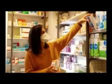 Pharmacienne portant un masque