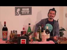 A la guitare devant des apéritifs