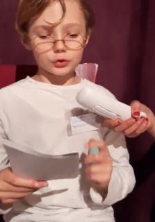 Petit garçon devant un micro