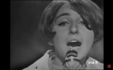 Stella chante "Un air du folklore auvergnat", parodie du "folklore américain" de Sheila.